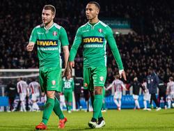 Jordy van Deelen (l.) en Sean Klaiber (r.) verlaten teleurgesteld het veld na de nederlaag van FC Dordrecht tegen Willem II. (21-03-2015)