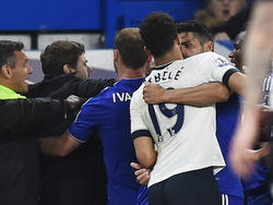Mousa Dembélé (m.) en Diego Costa vliegen elkaar in de haren tijdens de wedstrijd Chelsea - Tottenham Hotspur. (02-05-2016)