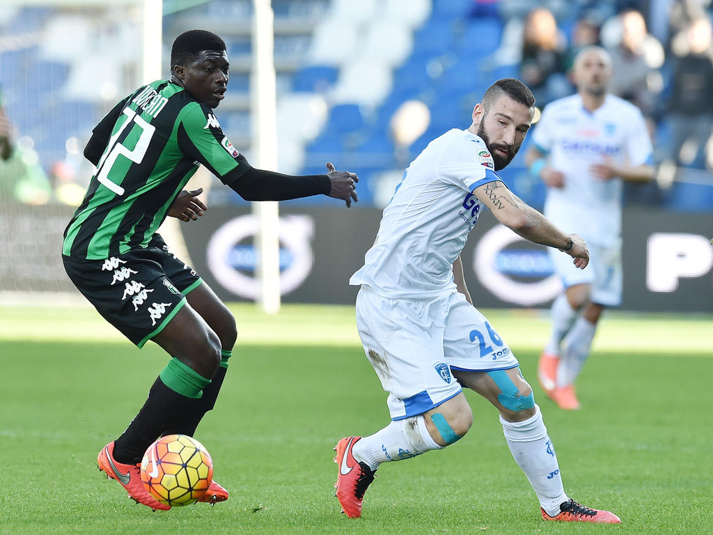 Tonelli firma por el Nápoles. (Foto: Getty)