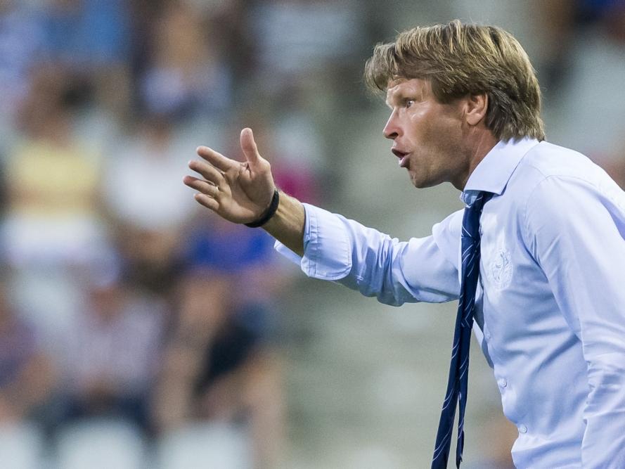 De Graafschap-trainer Jan Vreman staat coachend langs de lijn tijdens het competitieduel De Graafschap - VVV-Venlo (26-08-2016).