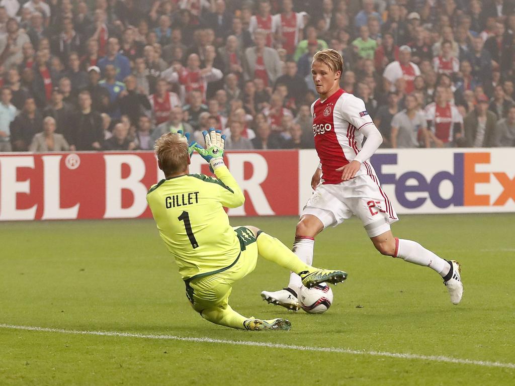 Kasper Dolberg (r.) moet snel handelen met de bal aan zijn voet, aangezien Jean-François Gillet (l.) al aan komt glijden tijdens de Europa League-wedstrijd Ajax - Standard Luik. (29-09-2016) Kasper Dolberg (r.) moet snel handelen met de bal aan zijn voet, aangezien Jean-François Gillet (l.) al aan komt glijden tijdens de Europa League-wedstrijd Ajax - Standard Luik. (29-09-2016)
