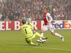 Kasper Dolberg (r.) moet snel handelen met de bal aan zijn voet, aangezien 	Jean-François Gillet (l.) al aan komt glijden tijdens de Europa League-wedstrijd Ajax - Standard Luik. (29-09-2016)