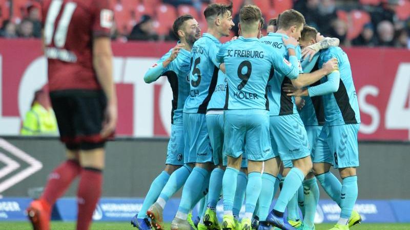Die Freiburger Spieler jubeln über das Tor zum 1:0 beim FC Nürnberg