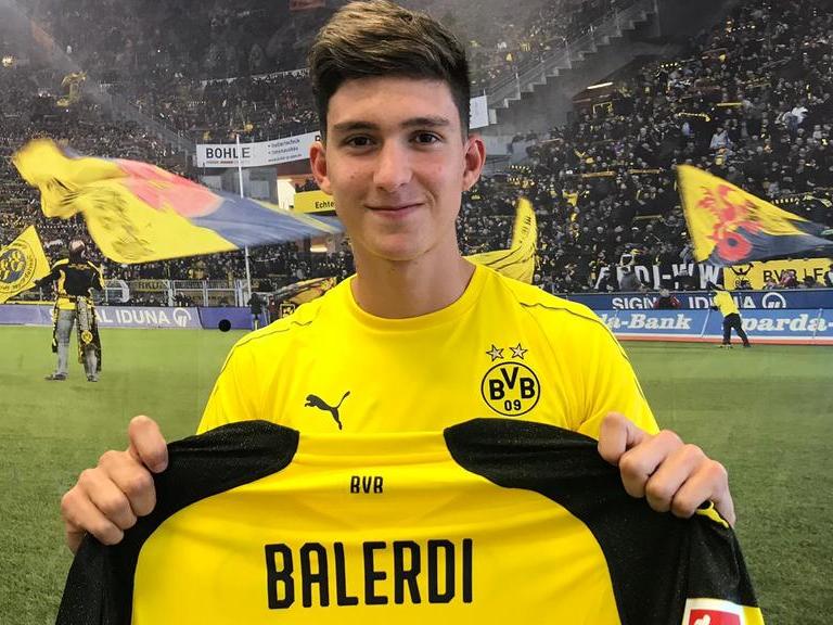 Balerdi posa con su nueva camiseta del Dortmund. (Foto: Getty)