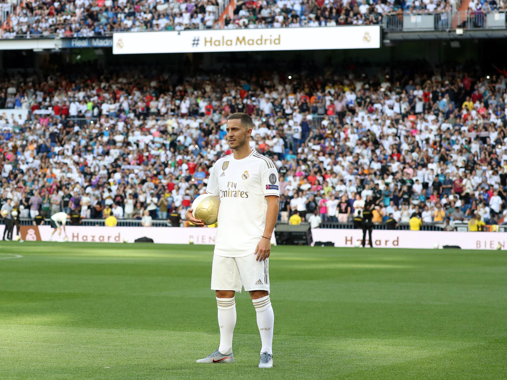 Hazard posa con la indumentaria del Madrid en su presentación.