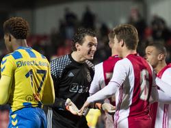 Norbert Alblas (m.) feliciteert Carel Eiting (r.) na de wedstrijd tegen RKC Waalwijk. Met twee doelpunten droeg de middenvelder bij aan de 4-1 overwinning. (03-02-2017)