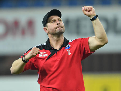 Paderborn-Trainer Steffen Baumgart will den nächsten Zweitligisten aus dem Wettbewerb befördern