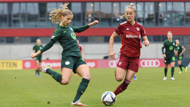 Hat ihren noch zwei Jahre laufenden Vertrag mit dem VfL Wolfsburg vorzeitig bis 2025 verlängert: Tabea Waßmuth (l.)