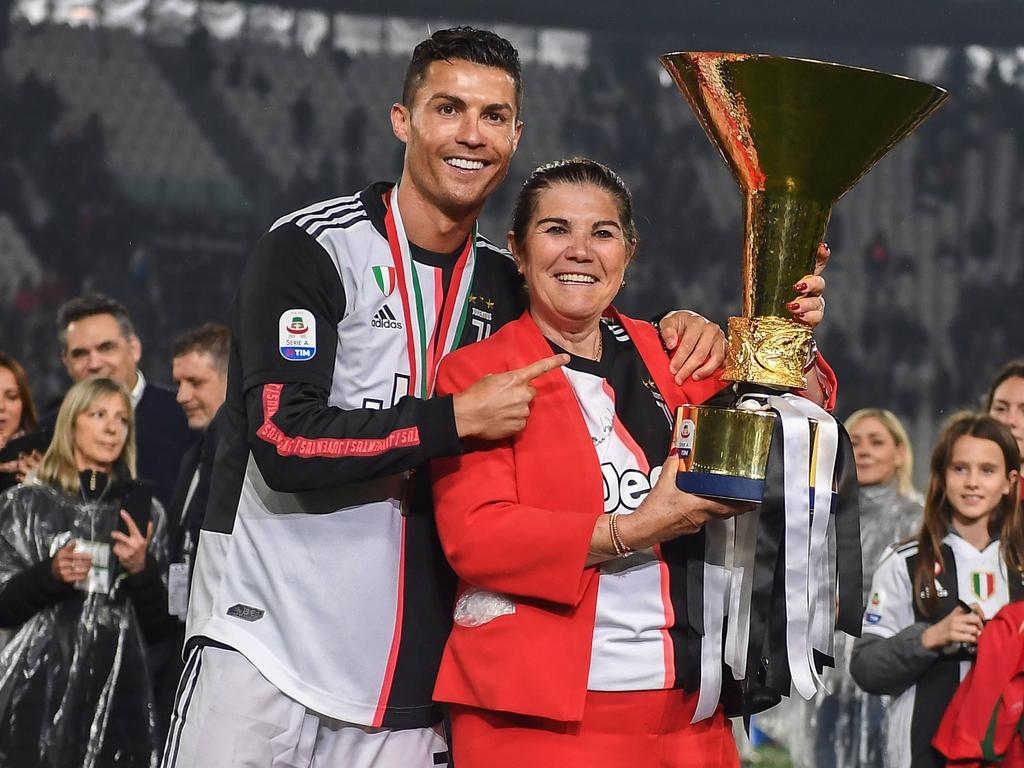 Cristiano Ronaldo y su madre el pasado año.