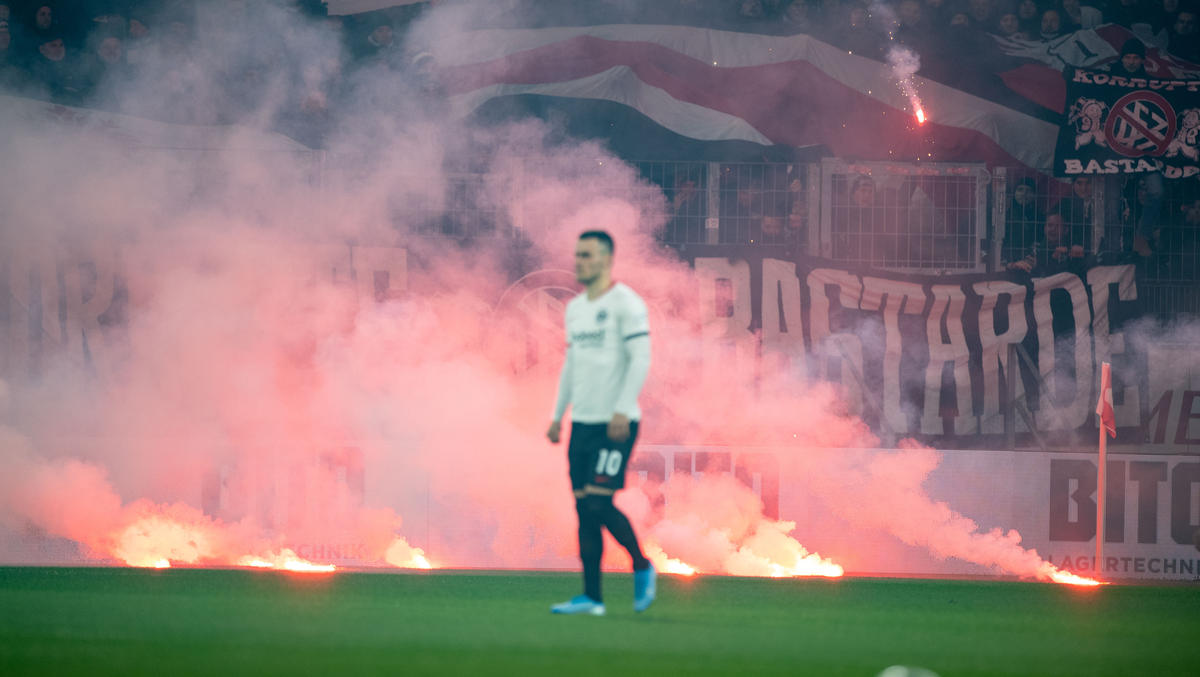 Die Fans von Eintracht Frankfurt haben ihrem Klub einen Bärendienst erwiesen Die Fans von Eintracht Frankfurt haben ihrem Klub einen Bärendienst erwiesen