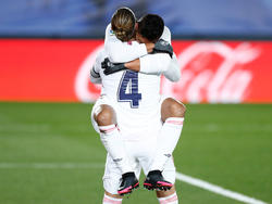 Real-Kapitän Sergio Ramos herzt Casemiro, den Torschützen zum 1:0