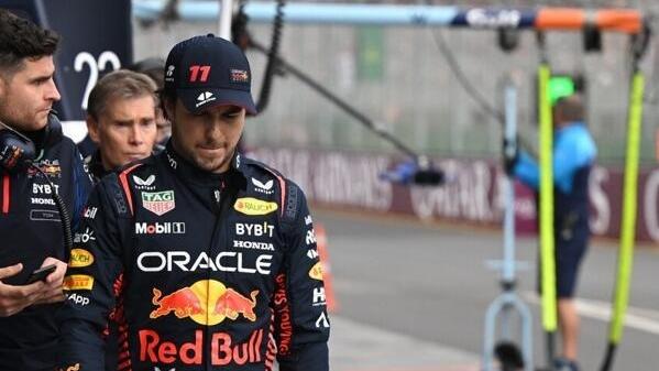 Sergio Perez stapft enttäuscht zurück zur Red-Bull-Box