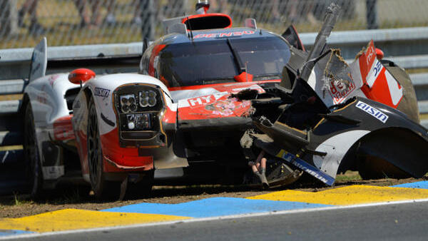 Mike Conway setzte den #7 Toyota in die Leitplanke von Tertre Rouge
