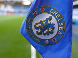 Bei Chelseas Pokalspiel gegen Leeds United soll ein Fan vom Oberrang der Stadiontribüne gestürzt sein