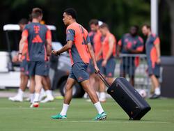 Jamal Musiala zieht eine Musikbox auf den Trainingsplatz. Gegen Flamengo soll der Bayern-Star auf dem Platz für die Musik sorgen