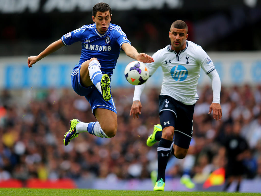 Am 6. Spieltag der englischen Premier League liefern sich Chelseas Eden Hazard (l.) und Tottenhams Kyle Walker einen harten Zweikampf.