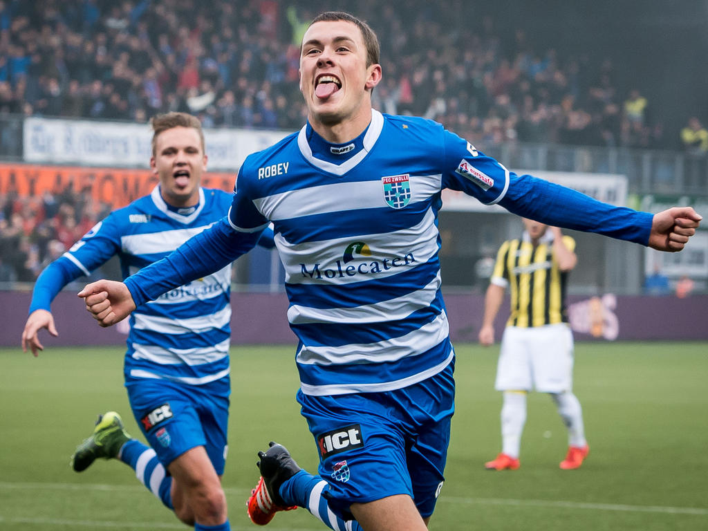 Na een kwartier spelen zorgt Thomas Lam ervoor dat er bij de wedstrijd tussen PEC Zwolle en Vitesse de 1-1 op het scorebord staat. (18-10-2015)