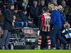 PSV-trainer Phillip Cocu (l.) kijkt met interesse naar Andrés Guardado, die zojuist is afgehaakt in de wedstrijd tegen De Graafschap. (30-01-2016) 