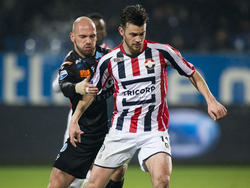 Erik Falkenburg (r.) houdt Bryan Smeets (l.) van de bal tijdens de wedstrijd Willem II - De Graafschap. (13-02-2016)