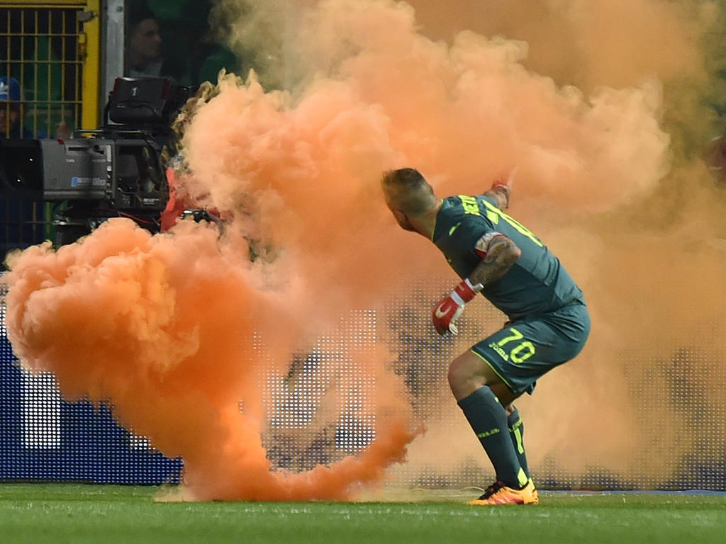 El encuentro se vio interrumpido por la caída de bengalas sobre el césped. (Foto: Getty)