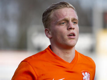 Donny van de Beek moet even bijkomen van een actie tijdens de EK-kwalificatiewedstrijd van Oranje onder 19 jaar tegen de leeftijdsgenoten uit Noord-Ierland. (26-03-2016)