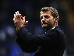 Tim Sherwood bedankt het publiek na afloop van Tottenham Hotspur - Aston Villa. (11-5-2014)
