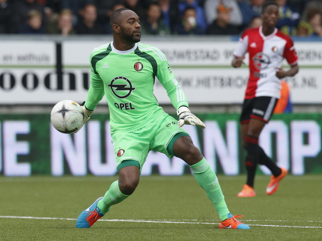 Feyenoord-doelman Kenneth Vermeer brengt de bal weer in het spel tijdens de competitiewedstrijd SC Cambuur - Feyenoord. (26-10-2014) Feyenoord-doelman Kenneth Vermeer brengt de bal weer in het spel tijdens de competitiewedstrijd SC Cambuur - Feyenoord. (26-10-2014)