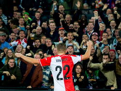 Sven van Beek viert zijn 1-0 tegen PEC Zwolle met het publiek in De Kuip. Feyenoord wint de wedstrijd uiteindelijk met 2-0. (01-11-2014)