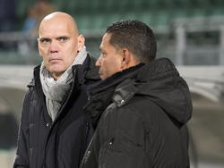 Jurgen Streppel (l.) kijkt Henk Fraser aan met een dodelijke blik. Het ADO Den Haag van Fraser is zojuist op 1-0 gekomen tegen Willem II. (08-11-2014)