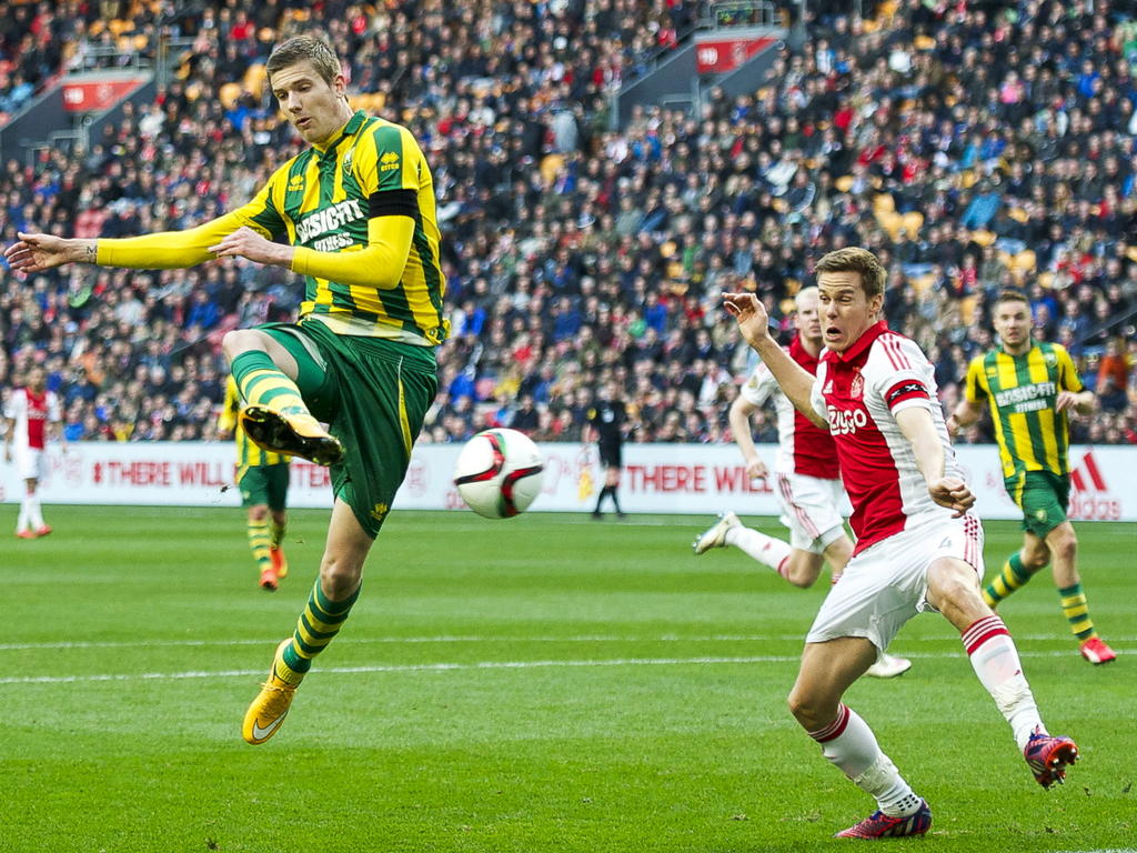 Michiel Kramer (l.) van ADO Den Haag schiet de bal naast het doel tot opluchting van Ajacied Niklas Moisander. (22-03-2015) Michiel Kramer (l.) van ADO Den Haag schiet de bal naast het doel tot opluchting van Ajacied Niklas Moisander. (22-03-2015)
