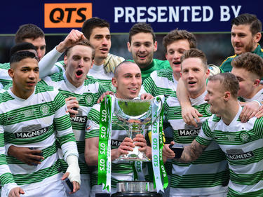 Celtic-Kapitän Scott Brown mit dem Pokal und seinen Teamkollegen
