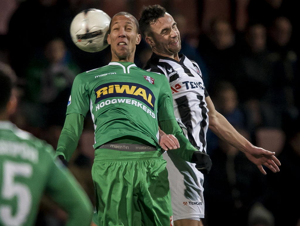 Ryan Koolwijk (l.) van Dordrecht wint het kopduel van Heracles-speler Thomas Bruns (r.). (12-12-2014)