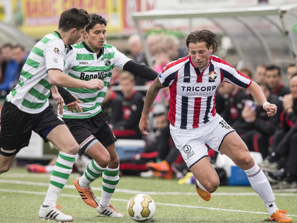 Mitchell Dijks in actie in het oefenduel met Heinenoord. Willem II had weinig moeite met de amateurs het won namelijk met 3-9. (20-05-2015)