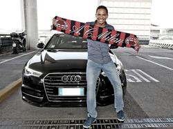 Carlos Bacca poseert op een peperdure auto met een sjaal van zijn nieuwe werkgever: AC Milan. (19-07-2015)