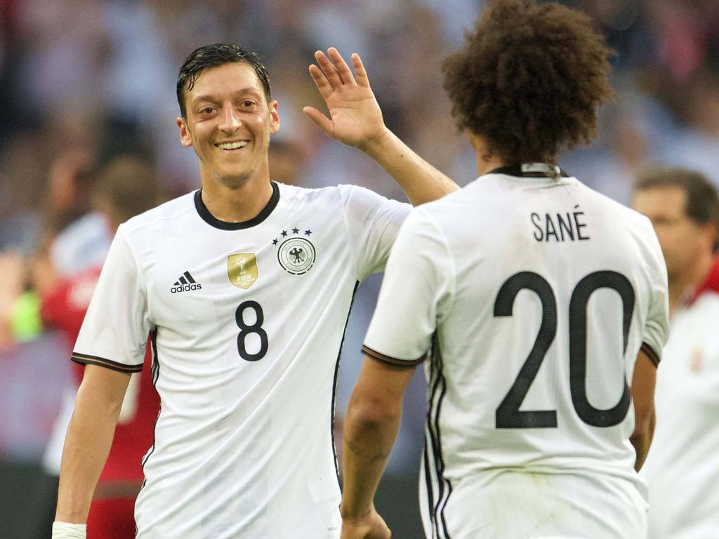 Mesut Özil empfiehlt Leroy Sané einen Wechsel in die Premier League Mesut Özil empfiehlt Leroy Sané einen Wechsel in die Premier League