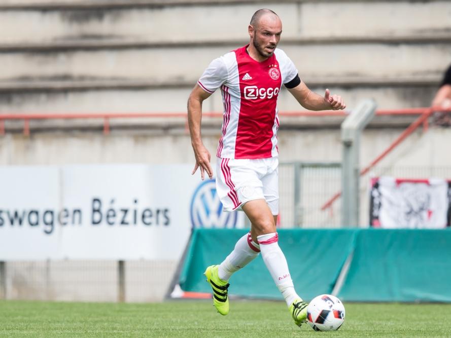Westermann heeft de bal aan zijn voet in een oefenwedstrijd met zijn club Ajax (20.07.2016)