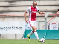 Westermann heeft de bal aan zijn voet in een oefenwedstrijd met zijn club Ajax (20.07.2016)