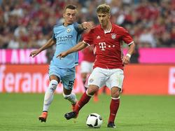 Bersant Celina (l.) moet in de achtervolging bij Niklas Dorsch (r.) tijdens het oefenduel Bayern München - Manchester City (20-07-2016).