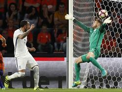 Jeroen Zoet kan een doelpunt van Konstantinos Mitroglou niet voorkomen. Oranje verliest het oefenduel met Griekenland teleurstellend met 1-2. (01-09-2016)