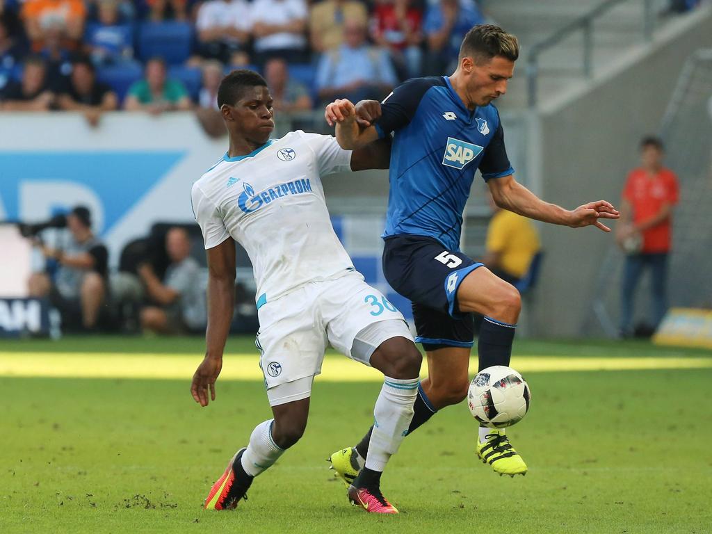 Fabian Schär (r.) vecht een duel uit met Breel Embolo (l.) tijdens het competitieduel 1899 Hoffenheim - FC Schalke 04 (25-09-2016).