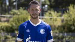 Mark Uth mit derm Schalke-Emblem auf der Brust