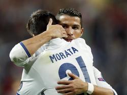 Cristiano Ronaldo en Álvaro Morata omhelzen elkaar tijdens het Champions League-duel van Real Madrid met Sporting CP. (14-09-2016)