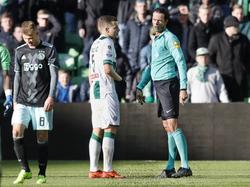 Met een blik brengt scheidsrechter Bas Nijhuis (r.) Samir Memišević (m.) tot kalmte. De verdediger van FC Groningen krijgt tegen Ajax in de slotfase rood, na een charge op Daley Sinkgraven (l.). (05-03-2017)