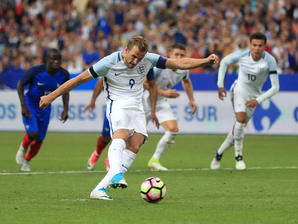 Harry Kane anota de penalti un tanto con la selección inglesa. (Foto: Imago)