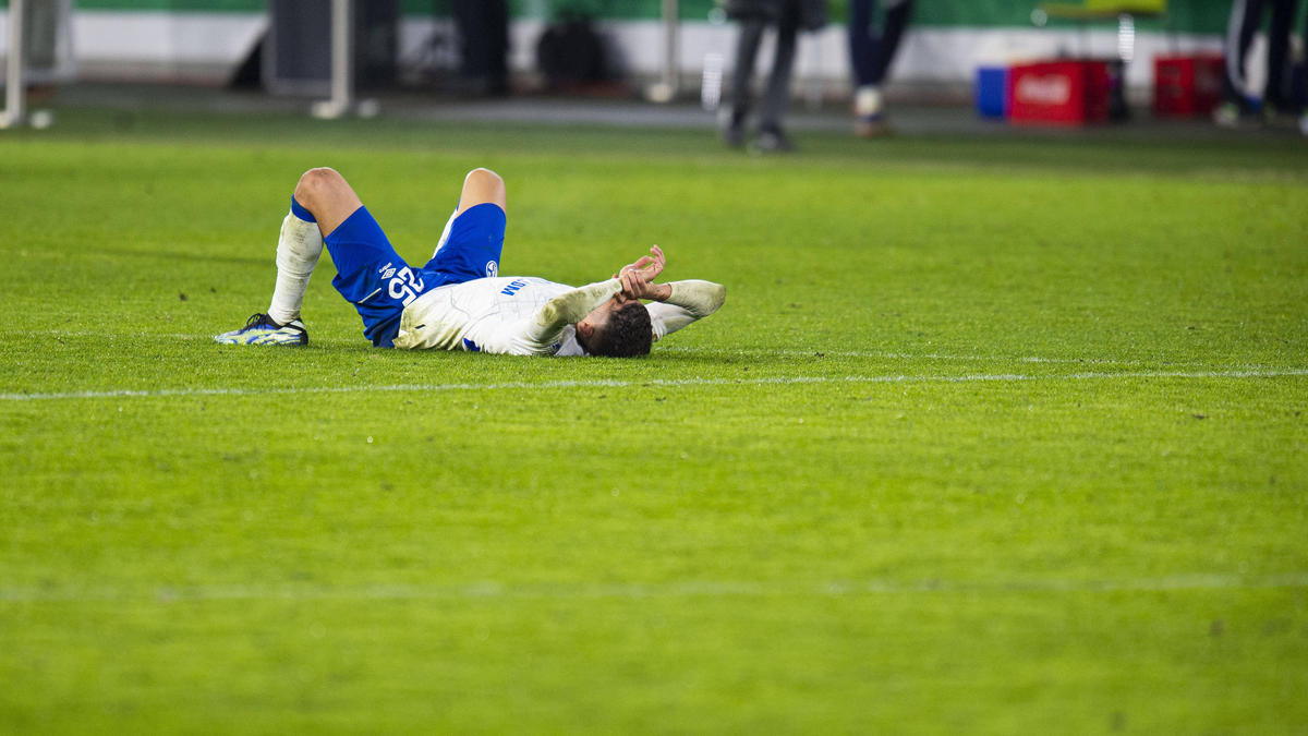 Amine Harit brach nach der Niederlage des FC Schalke 04 in Tränen aus Amine Harit brach nach der Niederlage des FC Schalke 04 in Tränen aus