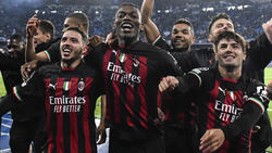 Milan feiert nach den Duellen gegen Neapel