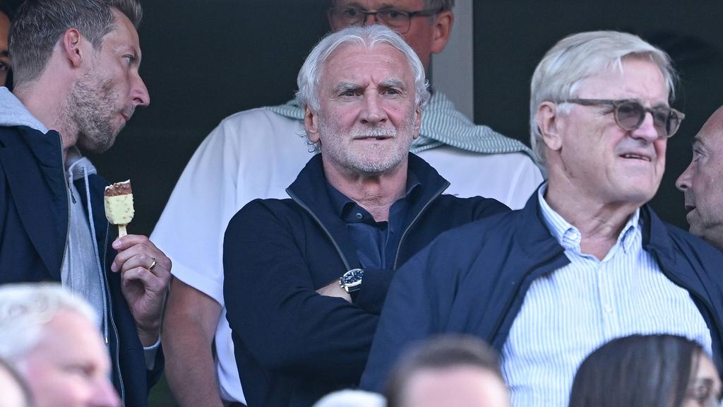 DFB-Sportdirektor Rudi Völler (r) und Bundestrainer Julian Nagelsmann.