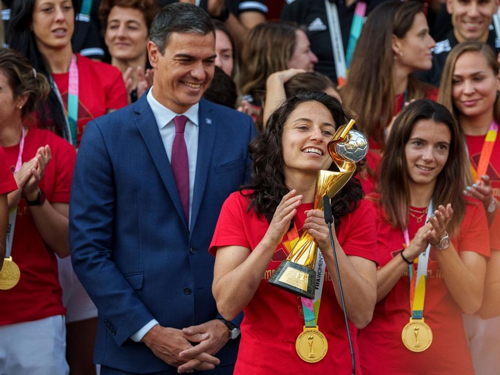 Spaniens Kapitänin Ivana Andrés mit dem WM-Pokal