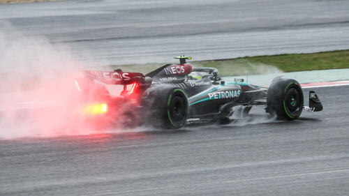 Mercedes-Star Hamilton fuhr im Regen von Schanghai zu Startplatz zwei