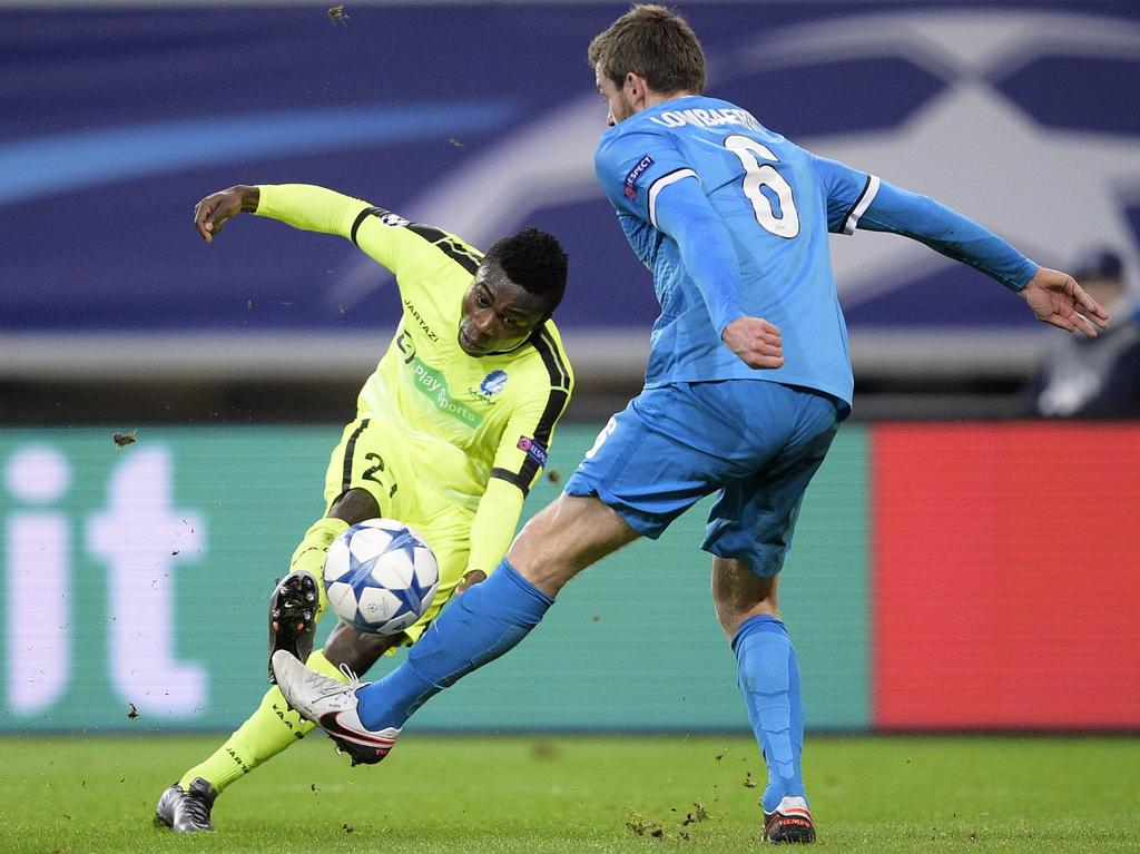 Moses Simon (l.) snelt voorbij Nicolas Lombaerts (r.) tijdens het Champions League-duel KAA Gent - Zenit St. Petersburg. (09-12-2015)
